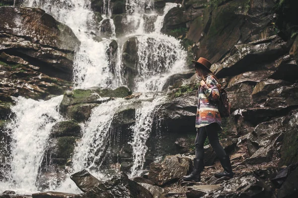 Élégante Fille Hipster Chapeau Voyageant Dans Les Montagnes Jeune Femme — Photo