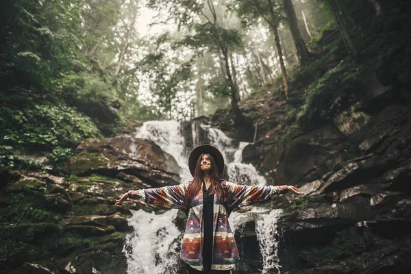 Elegante Chica Hipster Sombrero Viajando Por Las Montañas Mujer Joven — Foto de Stock