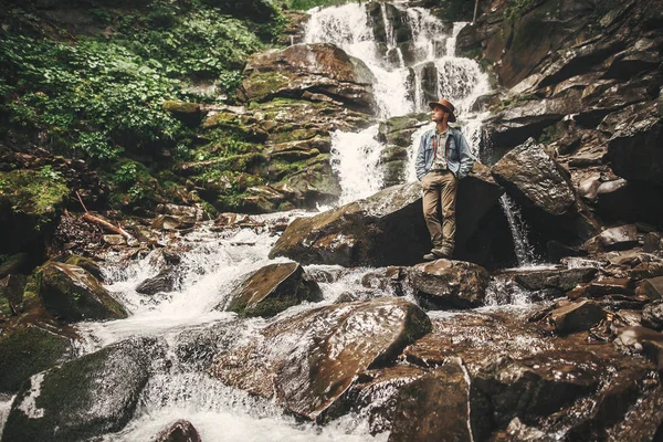 Jeune Homme Élégant Chapeau Voyageant Dans Les Montagnes Hipster Homme — Photo