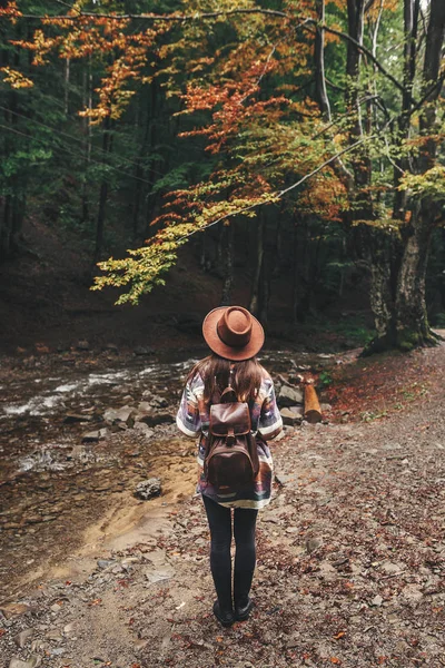 Stylisches Hipster Mädchen Mit Hut Das Den Bergen Unterwegs Ist — Stockfoto