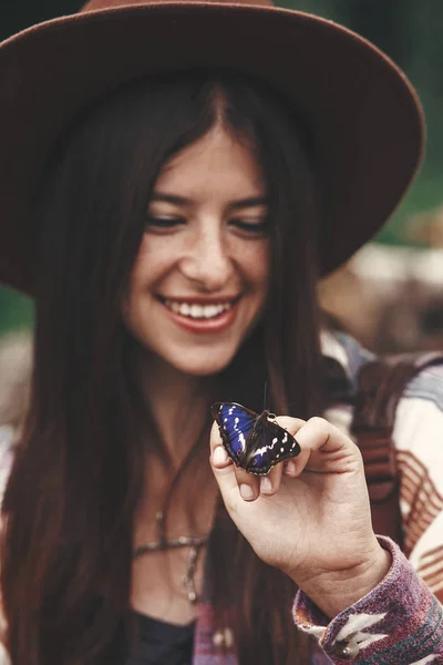 Menina Hipster Elegante Chapéu Segurando Roxo Imperador Borboleta Mão Montanhas — Fotografia de Stock