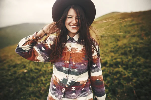 Hipster Stylowe Dziewczyna Kapeluszu Uśmiechający Się Szczycie Góry Portret Szczęśliwy — Zdjęcie stockowe