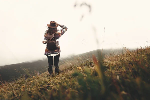 Dağlar Üzerine Yürüyen Şapkalı Şık Hippi Kız Puslu Dağlar Keşfetmek — Stok fotoğraf