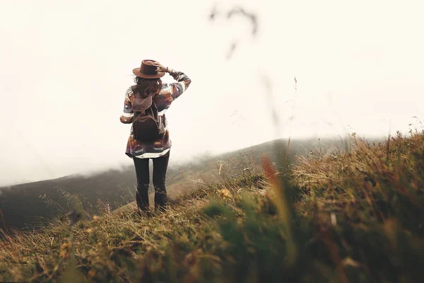 Menina Elegante Hipster Chapéu Andando Topo Das Montanhas Jovem Feliz — Fotografia de Stock