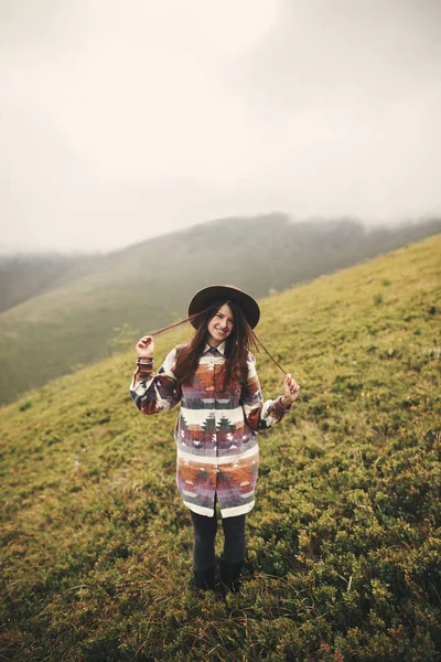 Elegante Chica Hipster Con Sombrero Sonriendo Cima Las Montañas Retrato — Foto de Stock
