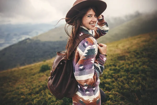 Stylisches Hipstermädchen Mit Hut Das Oben Auf Den Bergen Spaziert — Stockfoto