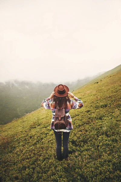 Hipster Stylowe Dziewczyna Kapeluszu Chodzenie Szczycie Góry Szczęśliwa Młoda Kobieta — Zdjęcie stockowe