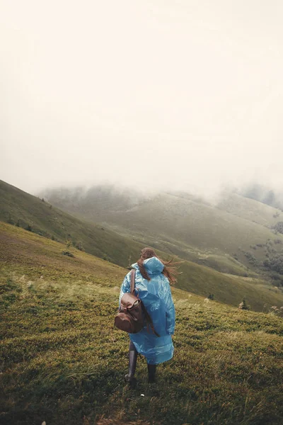 Elegante Chica Hipster Impermeable Azul Con Mochila Mirando Las Colinas — Foto de Stock