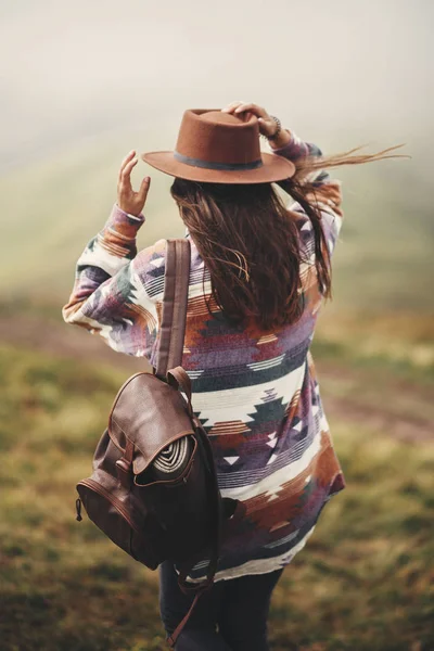 Snygg Hipster Flicka Hatt Promenader Toppen Bergen Glad Ung Kvinna — Stockfoto