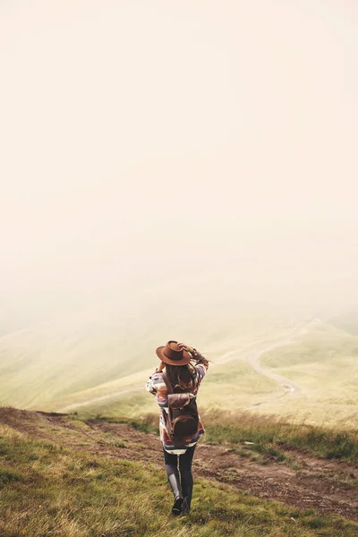 Κομψό Hipster Κορίτσι Στο Καπέλο Περπάτημα Πάνω Στα Βουνά Ευτυχισμένος — Φωτογραφία Αρχείου