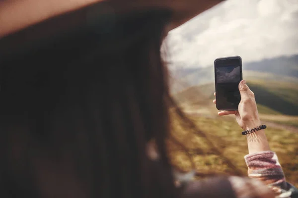 Stylish Hipster Girl Hat Holding Phone Taking Photo Beautiful Mountains — Stock Photo, Image