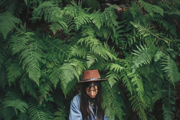 Stylish Hipster Girl Hat Posing Big Fern Leaves Forest Portrait — Stock Photo, Image