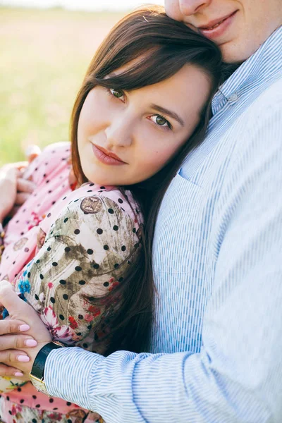 Beautiful Young Couple Gently Hugging Sunshine Spring Meadow Happy Stylish — Stock Photo, Image