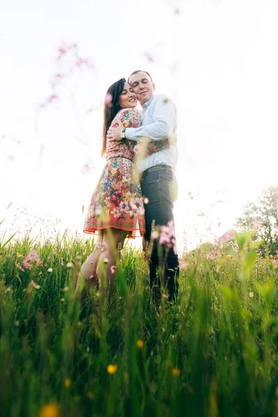 Bonito Casal Jovem Gentilmente Abraçando Beijando Sol Prado Fresco Primavera — Fotografia de Stock