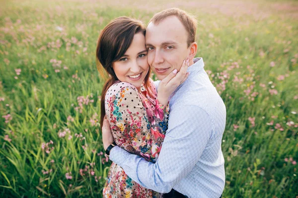 Belo Jovem Casal Gentilmente Abraçando Sorrindo Sol Prado Fresco Primavera — Fotografia de Stock