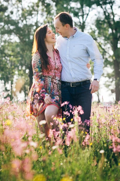 Belo Jovem Casal Mãos Dadas Caminhando Sol Prado Primavera Com — Fotografia de Stock