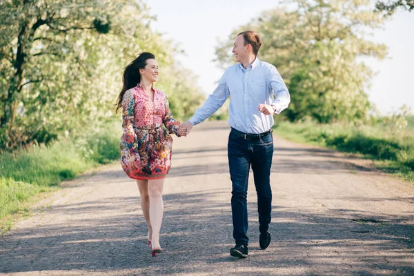 Hermosa Pareja Joven Tomados Mano Corriendo Por Carretera Bajo Sol — Foto de Stock