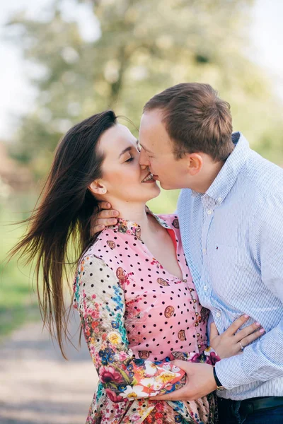 San Valentín Hermosa Pareja Joven Sensual Abrazos Besos Carretera Sol —  Fotos de Stock