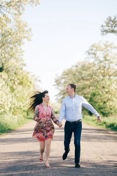 Hermosa Pareja Joven Tomados Mano Corriendo Por Carretera Bajo Sol —  Fotos de Stock