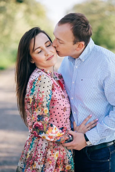 San Valentín Hermosa Pareja Joven Sensual Abrazos Besos Carretera Sol —  Fotos de Stock