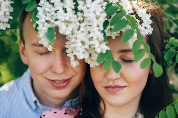 Poz Bahar Bahçe Beyaz Çiçekler Altında Gülümseyen Güzel Genç Çift — Stok fotoğraf