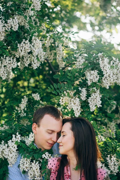 Beautiful Young Couple Gently Hugging Green Leaves White Flowers Spring — Stock Photo, Image