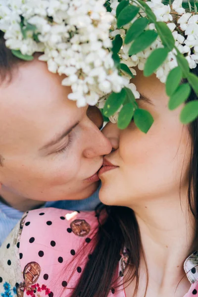 Bonito Casal Jovem Gentilmente Abraçando Beijando Sob Flores Brancas Jardim — Fotografia de Stock
