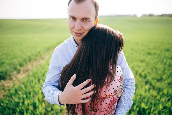 Mooie Jonge Paar Voorzichtig Knuffelen Zon Het Voorjaar Groen Veld — Stockfoto