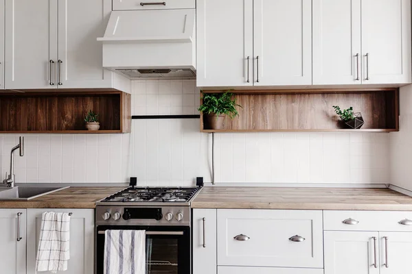 时尚的厨房室内设计 灰色和钢制烤箱 木制桌面和地板的豪华现代厨房家具 斯堪的纳维亚风格的灰色柜子 家居装修 — 图库照片