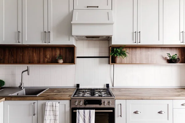 灰色和钢制烤箱 木制桌面和地板的豪华现代厨房家具 斯堪的纳维亚风格的灰色柜子 家居装修 时尚的厨房室内设计 — 图库照片