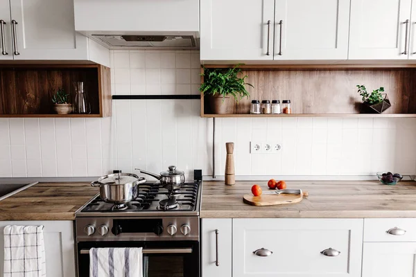 Koken Voedsel Moderne Keuken Met Stalen Oven Potten Mes Houten — Stockfoto