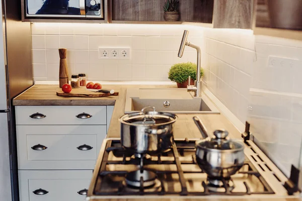 Koken Voedsel Moderne Keuken Met Stalen Oven Potten Mes Houten — Stockfoto