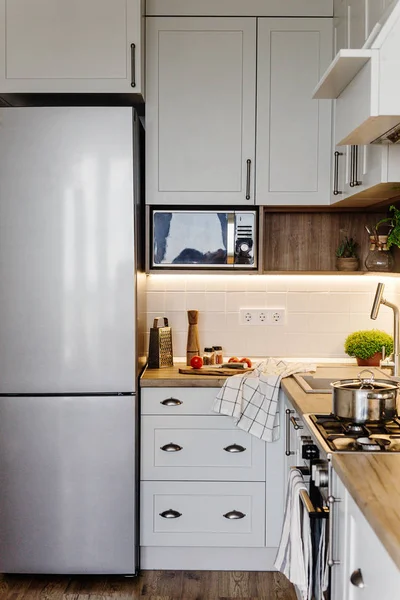 时尚的厨房室内设计 灰色和钢制烤箱 木制桌面 锅的豪华现代厨房家具 斯堪的纳维亚风格的灰色柜子 家居装修 — 图库照片