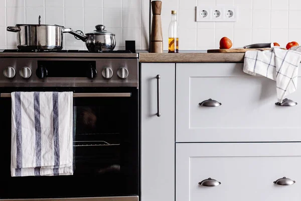 Koken Voedsel Moderne Keuken Met Stalen Oven Potten Mes Houten — Stockfoto