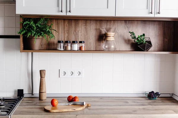 Koken Voedsel Moderne Keuken Met Meubilair Grijze Kleur Houten Tafelblad — Stockfoto