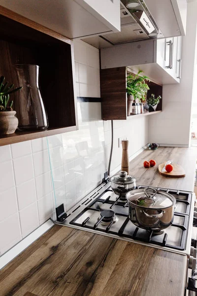 Cozinhar Alimentos Cozinha Moderna Com Forno Aço Panelas Faca Placa — Fotografia de Stock