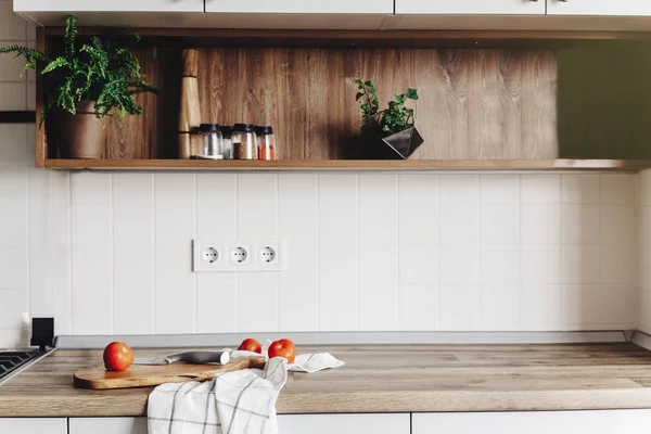 Kochen Von Lebensmitteln Auf Moderne Küche Mit Möbeln Grauer Farbe — Stockfoto
