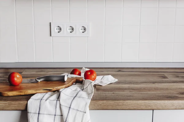 Kochen Auf Modernen Küchen Messer Auf Hölzernem Schneidebrett Mit Gemüse — Stockfoto