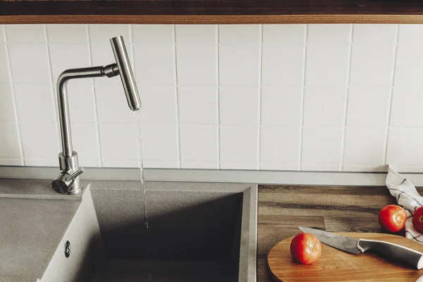 Cocinar Comida Cocina Moderna Cuchillo Tabla Cortar Madera Con Verduras — Foto de Stock