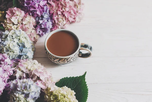 Vacker Hortensia Blommor Och Kaffekopp Rustika Vitt Trä Färgglad Rosa — Stockfoto