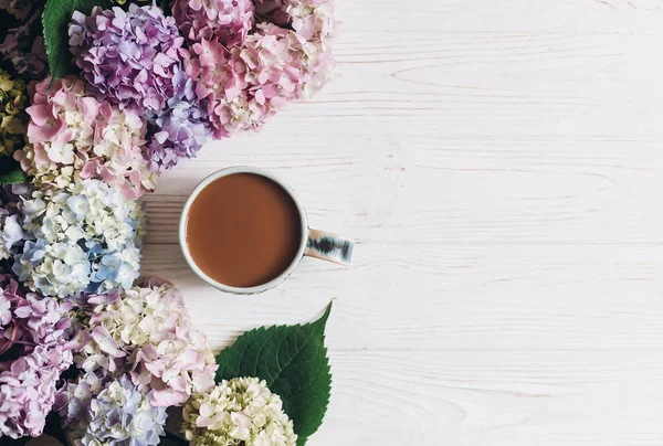 Vacker Hortensia Blommor Och Kaffekopp Rustika Vitt Trä Låg Platt — Stockfoto