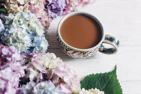 God Morgon Koncept Vacker Hortensia Blommor Och Kaffekopp Rustika Vitt — Stockfoto