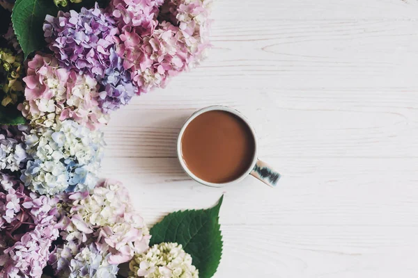 Feliz Día Las Madres Hermosas Flores Hortensias Taza Café Madera —  Fotos de Stock