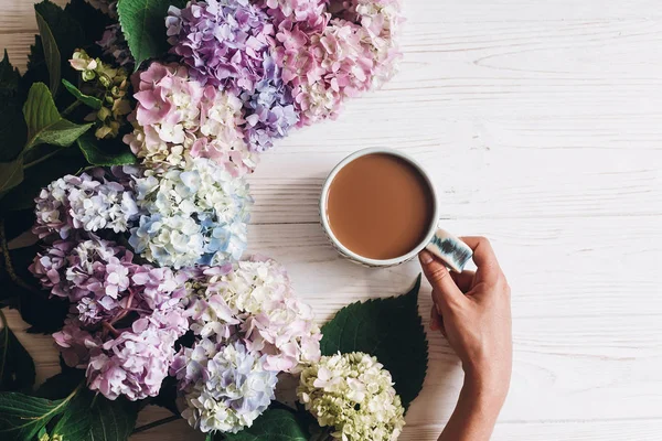 Ținând Ceașcă Cafea Flori Frumoase Hortensie Lemn Alb Rustic Așezat — Fotografie, imagine de stoc
