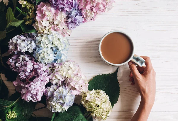 Ținând Ceașcă Cafea Flori Frumoase Hortensie Lemn Alb Rustic Așezat — Fotografie, imagine de stoc
