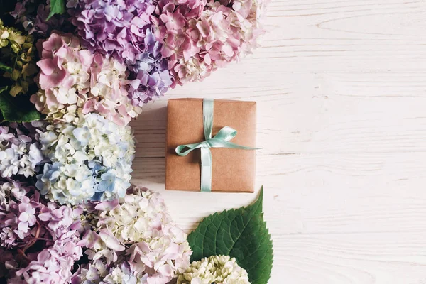 Hermosas Flores Hortensias Caja Regalo Madera Blanca Rústica Plano Con —  Fotos de Stock