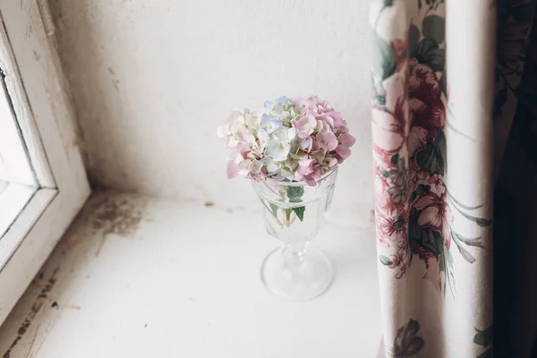 Hermosas Flores Hortensias Vidrio Vintage Con Agua Sobre Madera Blanca — Foto de Stock