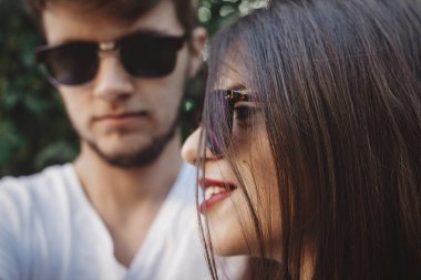 Şık hipster kaç poz ve serin selfie yapma güneş gözlüğü. Mutlu aile çift kendi kendine portre yapma ve yaz şehir akşam kucaklayan aşık.