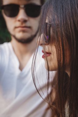 Şık hipster kaç poz ve serin selfie yapma güneş gözlüğü. Mutlu aile çift kendi kendine portre yapma ve yaz şehir akşam kucaklayan aşık.