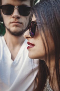 Şık hipster kaç poz ve serin selfie yapma güneş gözlüğü. Mutlu aile çift kendi kendine portre yapma ve yaz şehir akşam kucaklayan aşık.